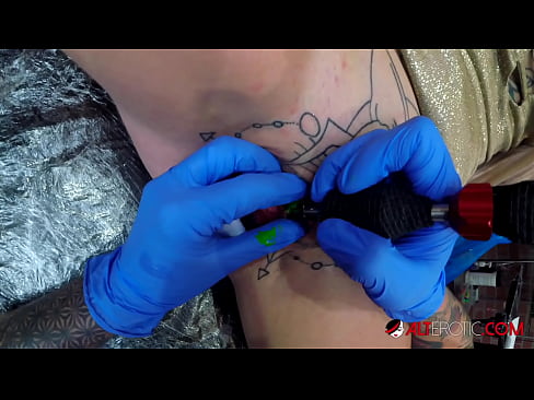 ❤️ E dashura jashtëzakonisht e bërë me tatuazhe, Sully Savage, bëri një tatuazh në klitorisin e saj Porno vk tek ne ️❤