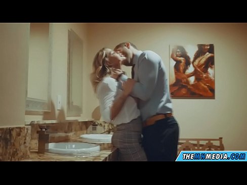 ❤️ Kur një bjonde me bukë ju josh në një banjë publike Porno vk tek ne ️❤